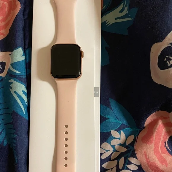 Apple watch SE like new, rose gold 40mm with gps